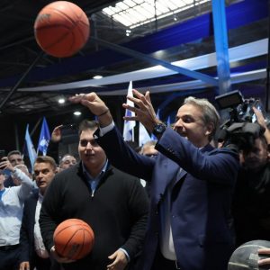 Μητσοτάκης στα γενέθλια της ΝΔ: Έπαιξε μπάσκετ, έβαλε 4 στα 4 σουτ -«Πάμε για την 4η νίκη» σχολίασε