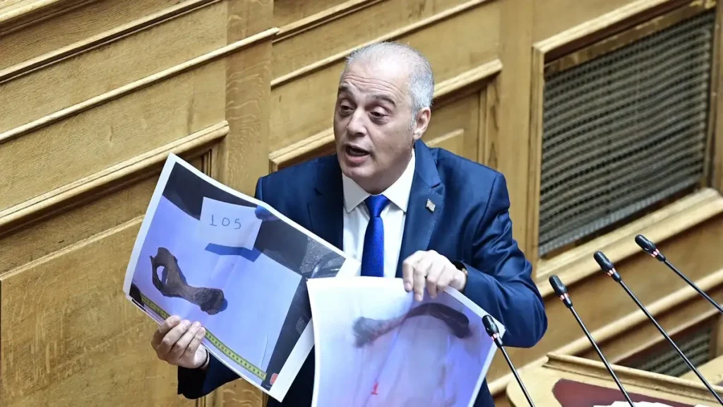 Πλακιάς για Βελόπουλο: Τον είδα έκπληκτος να δείχνει φωτογραφίες οστών ζώων στη Βουλή φωνάζοντας ότι είναι από τα θύματα των Τεμπών