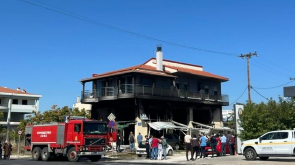 Έκρηξη σε συνεργείο στη Λάρισα: «Ξέσπασε φωτιά, κάηκαν τα μαλλιά τους» - Με εγκαύματα ο ιδιοκτήτης και ο γιος του