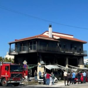 Έκρηξη σε συνεργείο στη Λάρισα: «Ξέσπασε φωτιά, κάηκαν τα μαλλιά τους» - Με εγκαύματα ο ιδιοκτήτης και ο γιος του