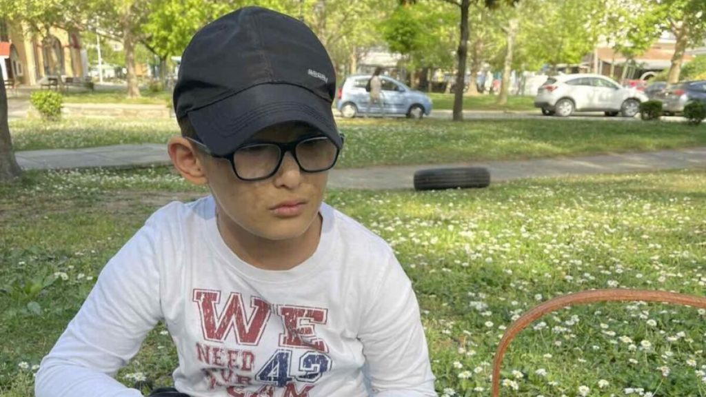 Ο μικρός Στέφανος από τη Λάρισα, που σώθηκε από τις φλόγες, θα παρελάσει σημαιοφόρος την 28η Οκτωβρίου