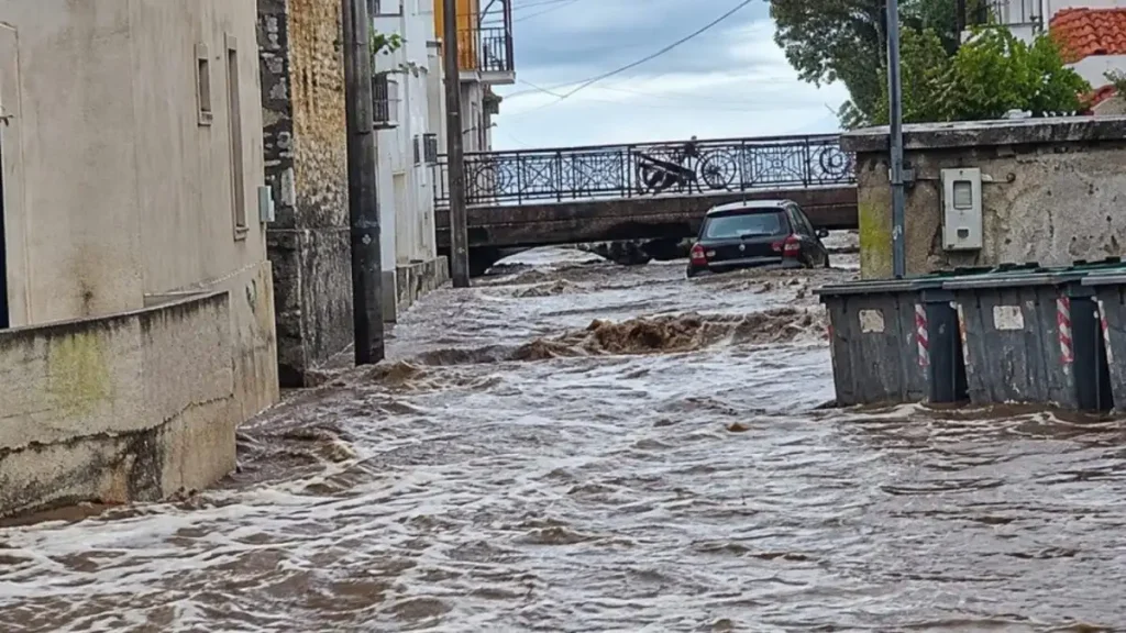 Υπερχείλισε ποτάμι στη Σκάλα Λέσβου, αυτοκίνητο παρασύρθηκε από τα νερά – Δείτε βίντεο