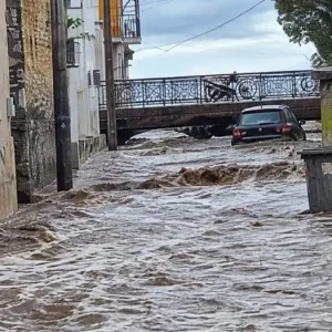 Υπερχείλισε ποτάμι στη Σκάλα Λέσβου, αυτοκίνητο παρασύρθηκε από τα νερά – Δείτε βίντεο