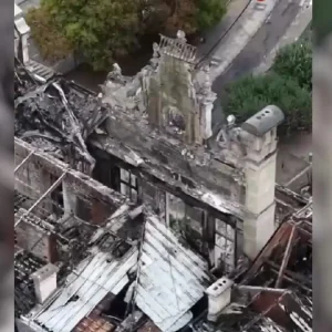 Λιμόζ: Καταστράφηκε ολοσχερώς το ιστορικό καμπαναριό – Drone καταγράφει συγκλονιστικές εικόνες από τα καμένα ερείπια