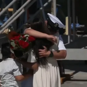 Οκτώ απόπειρες αυτοκτονίας, φαγητό με δελτίο: Μετά από 322 μέρες, το αεροπλανοφόρο Abraham Lincoln γύρισε στη βάση του