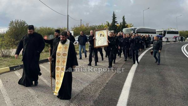 Σε εξέλιξη η πεζή λιτανεία της εικόνας της Παναγίας Αντινίτσης (ΦΩΤΟ)