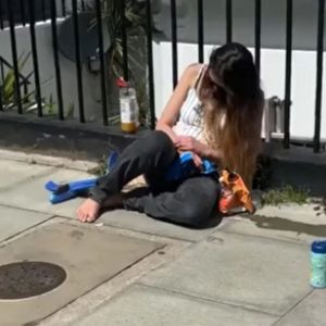 Γαλαζοαίματη βρέθηκε αναίσθητη σε δρόμο μετά από χρήση κοκαΐνης – Δίπλα της βρισκόταν ένα 3χρονο παιδί