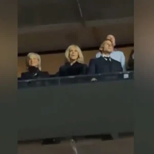 Εμάνουελ Μακρόν: Κατακραυγή για τον πρόεδρο ο οποίος διασκέδαζε στη συναυλία της Σελίν Ντιόν την ώρα που η Γαλλία «βράζει»