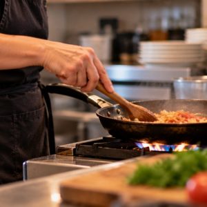 Ζητούνται μαγείρισσα και γυναίκα για μπουφέ στο μεζεδοπωλείο "Αραξοβόλι"