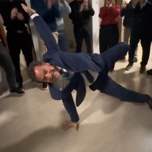 Ο Άδωνις αναδημοσίευσε AI βίντεο που χορεύει... break dance μετά το «και α και ου και ΔΑΠ-ΝΔΦΚ»