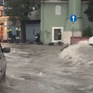Χαμός από τις βροχές στην Κωνσταντινούπολη: Γυναίκα παρασύρθηκε από τα νερά, πλημμύρισαν σταθμοί του μετρό, δρόμοι έγιναν ποτάμια, δείτε βίντεο