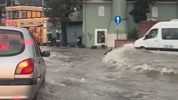 Χαμός από τις βροχές στην Κωνσταντινούπολη: Γυναίκα παρασύρθηκε από τα νερά, πλημμύρισαν σταθμοί του μετρό, δρόμοι έγιναν ποτάμια, δείτε βίντεο