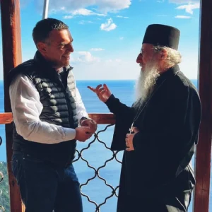 Στο Άγιον Όρος ο Τσίπρας: «Ψέλνεις στη Σιμωνόπετρα και ακούγεται στον Άδη…» - «Για άθεος ωραία τα λέει ο άτιμος» σχολιάζει ο Άδωνις, αίσχος λέει ο Πολάκης