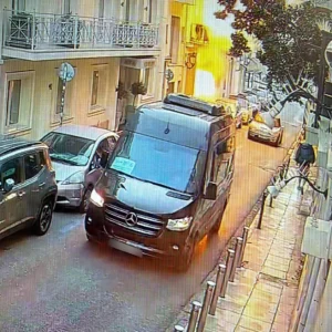 Αδιανόητο: Κλέφτες χαλκού προκάλεσαν την έκρηξη στην Πλάκα με έξι νεκρούς, από θαύμα γλίτωσαν 12 μαθητές σε διερχόμενο σχολικό