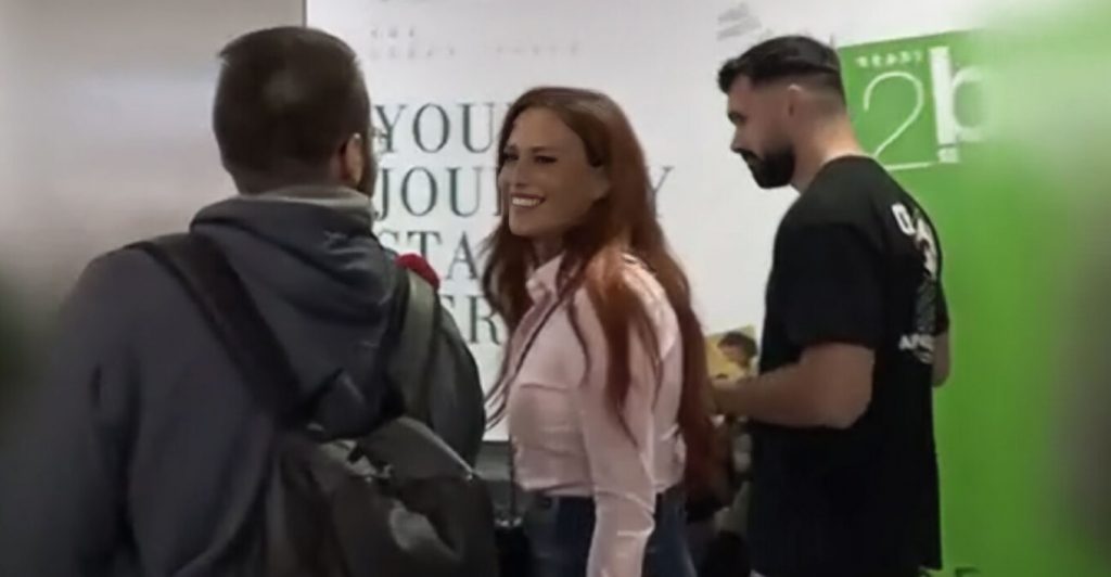 Στο αεροδρόμιο με τον σύντροφό της η Σίσσυ Χρηστίδου: Το ταξίδι στην Κέρκυρα για το νέο μαγαζί του