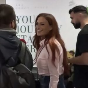 Στο αεροδρόμιο με τον σύντροφό της η Σίσσυ Χρηστίδου: Το ταξίδι στην Κέρκυρα για το νέο μαγαζί του