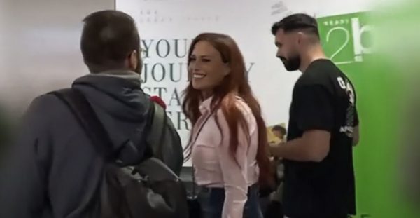 Στο αεροδρόμιο με τον σύντροφό της η Σίσσυ Χρηστίδου: Το ταξίδι στην Κέρκυρα για το νέο μαγαζί του