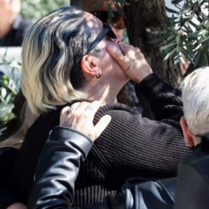 Χωρίς λέξεις: Οι κενές αναρτήσεις της αδελφής του Μαζωνάκη με σκούρο φόντο και τραγούδια στα social
