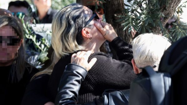 Χωρίς λέξεις: Οι κενές αναρτήσεις της αδελφής του Μαζωνάκη με σκούρο φόντο και τραγούδια στα social