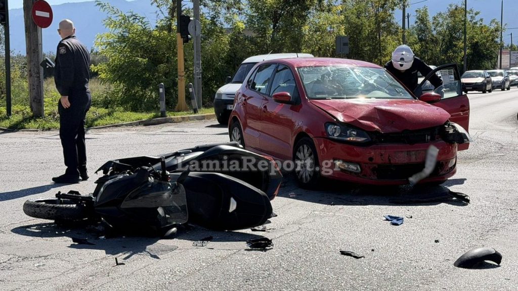 Λαμία: Τροχαίο με μηχανάκι και δύο τραυματίες στα φανάρια του Αστυνομικού Μεγάρου (ΒΙΝΤΕΟ-ΦΩΤΟ)