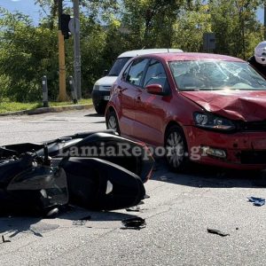 Λαμία: Τροχαίο με μηχανάκι και δύο τραυματίες στα φανάρια του Αστυνομικού Μεγάρου (ΒΙΝΤΕΟ-ΦΩΤΟ)