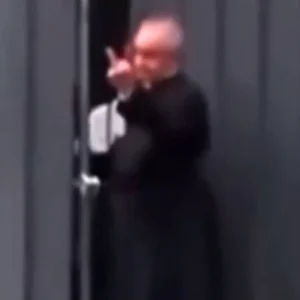 Viral η χειρονομία ιερέα στο Μιλάνο: Ύψωσε το μεσαίο δάχτυλο σε ταραξία – «Δεν το μετάνιωσα»