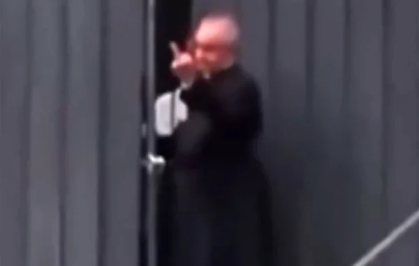 Viral η χειρονομία ιερέα στο Μιλάνο: Ύψωσε το μεσαίο δάχτυλο σε ταραξία – «Δεν το μετάνιωσα»