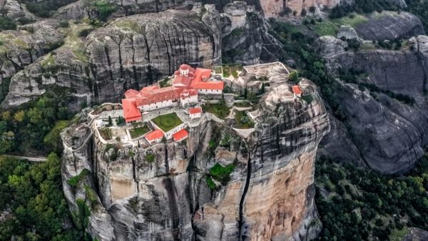 Εξερεύνηση στο Γεωπάρκο Μετεώρων: Ο τεράστιος γεωλογικός πλούτος - Έξι σπήλαια, επτά θρησκευτικά μνημεία, 32 μονοπάτια