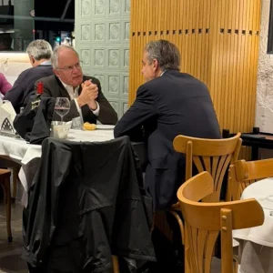 Μητσοτάκης και Τασούλας στο εστιατόριο Διάβαση στη Θεσσαλονίκη για τα περίφημα σουτζουκάκια
