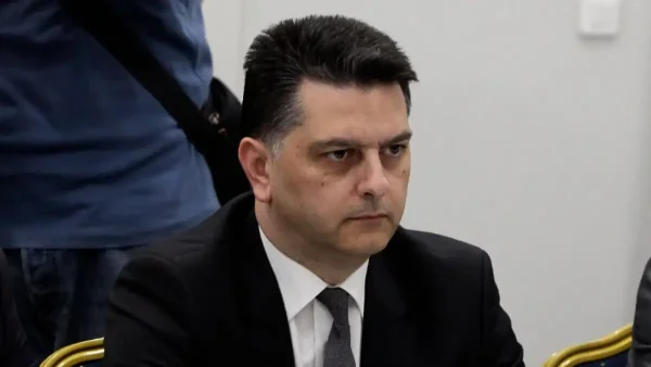 Ο Μιχάλης Μπεκίρης αποχωρεί προσωρινά από το γραφείο Μητσοτάκη στη Βουλή: «Τα υπόλοιπα θα τα πούμε στα δικαστήρια»