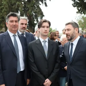Φώφη Γεννηματά: Σύσσωμο το ΠΑΣΟΚ στο μνημόσυνό της – «Για εμάς θα είναι πάντα η μητέρα μας» είπε συγκινημένος ο γιος της