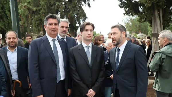Φώφη Γεννηματά: Σύσσωμο το ΠΑΣΟΚ στο μνημόσυνό της – «Για εμάς θα είναι πάντα η μητέρα μας» είπε συγκινημένος ο γιος της