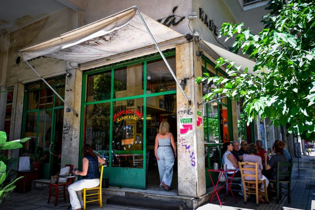 Αφιέρωμα του Guardian στο θρυλικό καφενείο «Μουριά» που ήπιε καφέ και τσίπουρο όλη η Αθήνα – Έκλεισε μετά από 111 χρόνια
