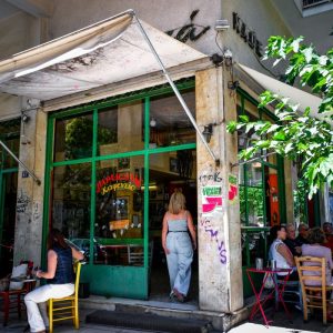 Αφιέρωμα του Guardian στο θρυλικό καφενείο «Μουριά» που ήπιε καφέ και τσίπουρο όλη η Αθήνα – Έκλεισε μετά από 111 χρόνια