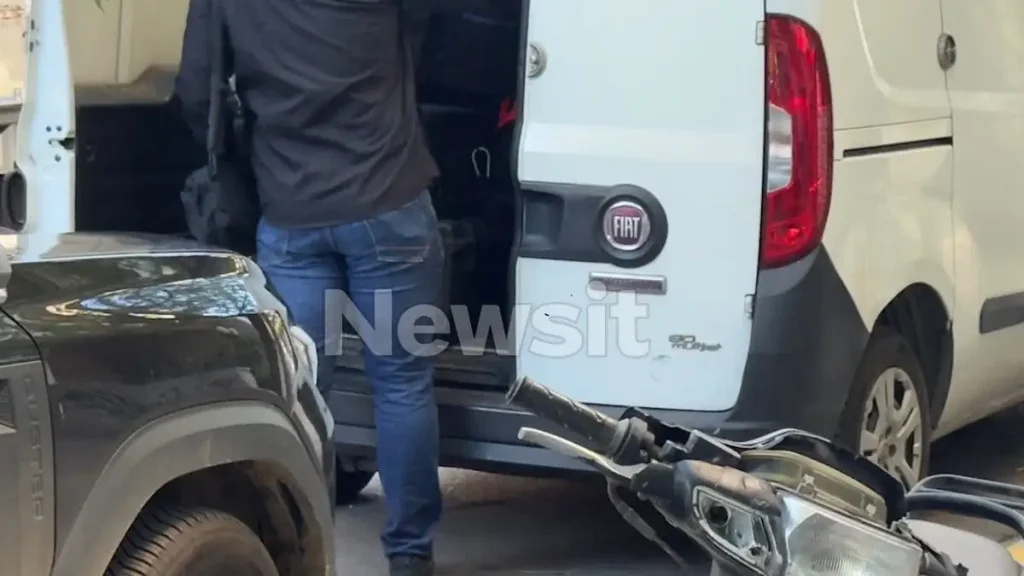 Νίκαια: Δύο χειροβομβίδες, 140 φυσίγγια και όπλο βρέθηκαν σε ταράτσα