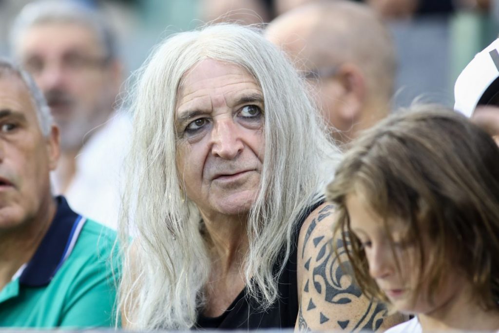 Η ΑΑΔΕ στο σπίτι του Νίκου Καρβέλα για φορολογικές εκκρεμότητες 850.000 ευρώ – Φώναζε και έδιωξε τους ελεγκτές