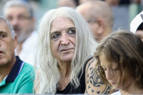 Η ΑΑΔΕ στο σπίτι του Νίκου Καρβέλα για φορολογικές εκκρεμότητες 850.000 ευρώ – Φώναζε και έδιωξε τους ελεγκτές