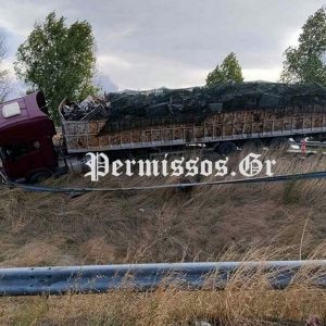 Βοιωτία: Νταλίκα «κρεμάστηκε» από γέφυρα πριν την Αλίαρτο - Σώθηκαν από θαύμα οδηγός και συνοδηγός (ΦΩΤΟ)