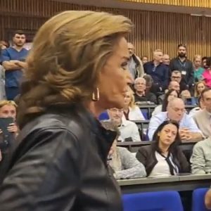 Ένταση με Ντόρα Μπακογιάννη και πολίτη στα Χανιά: "Κλείσε το στόμα σου πουλάκι μου" - "Σε ποιον μιλάτε έτσι;"
