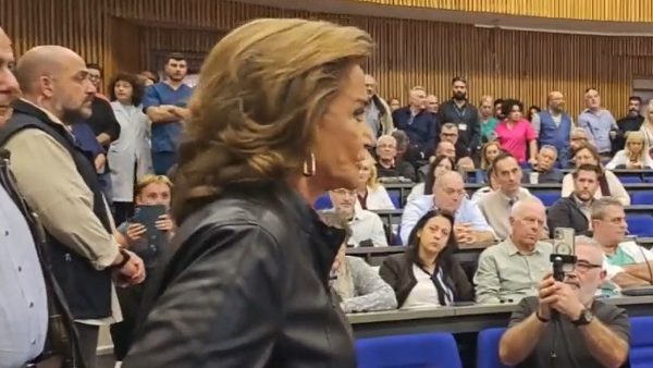 Ένταση με Ντόρα Μπακογιάννη και πολίτη στα Χανιά: "Κλείσε το στόμα σου πουλάκι μου" - "Σε ποιον μιλάτε έτσι;"