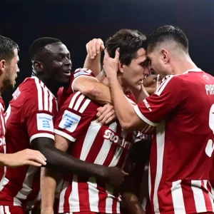 Χαμός στην κορυφή της βαθμολογίας της Super League μετά τη νίκη του Ολυμπιακού επί του Παναθηναϊκού – Δείτε φάσεις και γκολ