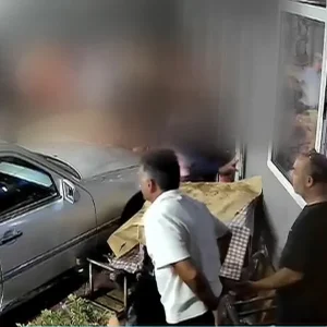 «Αν δεν υπήρχαν οι ζαρντινιέρες, οι ρόδες θα περνούσαν από πάνω μου», λέει τραυματίας από την εισβολή ΙΧ σε ουζερί στη Θεσσαλονίκη