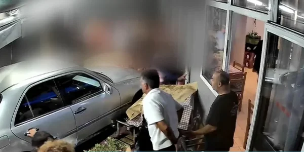 «Είμαι σοκαρισμένος, δεν προσπάθησα να φύγω», λέει ο 45χρονος οδηγός που μπούκαρε με το αυτοκίνητό του σε ταβέρνα γεμάτη πελάτες στη Θεσσαλονίκη