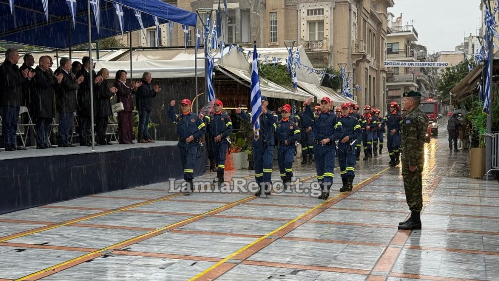 Λαμία: Τίμησαν τους ήρωες του '40 κόντρα στα καιρικά φαινόμενα - Πώς έγινε η παρέλαση (ΦΩΤΟ - BINTEO)