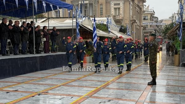 Λαμία: Τίμησαν τους ήρωες του '40 κόντρα στα καιρικά φαινόμενα - Πώς έγινε η παρέλαση (ΦΩΤΟ - BINTEO)