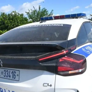 Ελευσίνα: Παραδόθηκε και ο δεύτερος νεοναζί για την επίθεση στον 32χρονο – Μαχαίρια και εθνικιστικά φυλλάδια στα σπίτια των δραστών