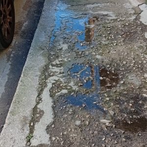 Χωρίς πεζοδρόμια η οδός Κωνσταντινουπόλεως