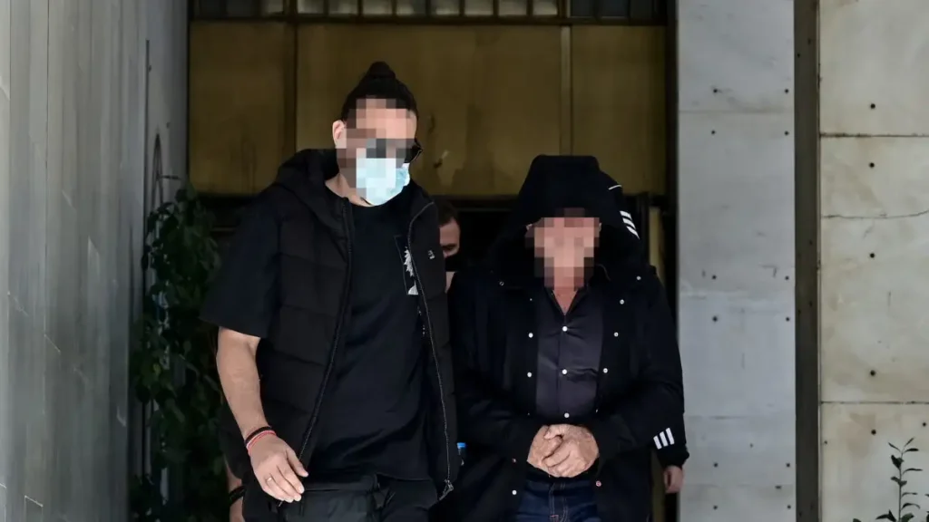 Pizza Fan: Με κουκούλες έφυγαν από τη ΓΑΔΑ ο Κώστας Αντάρας και οι υπόλοιποι συλληφθέντες για τη φοροδιαφυγή «μαμούθ»