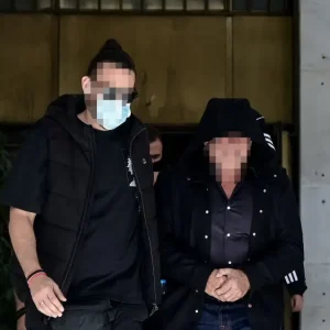 Pizza Fan: Με κουκούλες έφυγαν από τη ΓΑΔΑ ο Κώστας Αντάρας και οι υπόλοιποι συλληφθέντες για τη φοροδιαφυγή «μαμούθ»