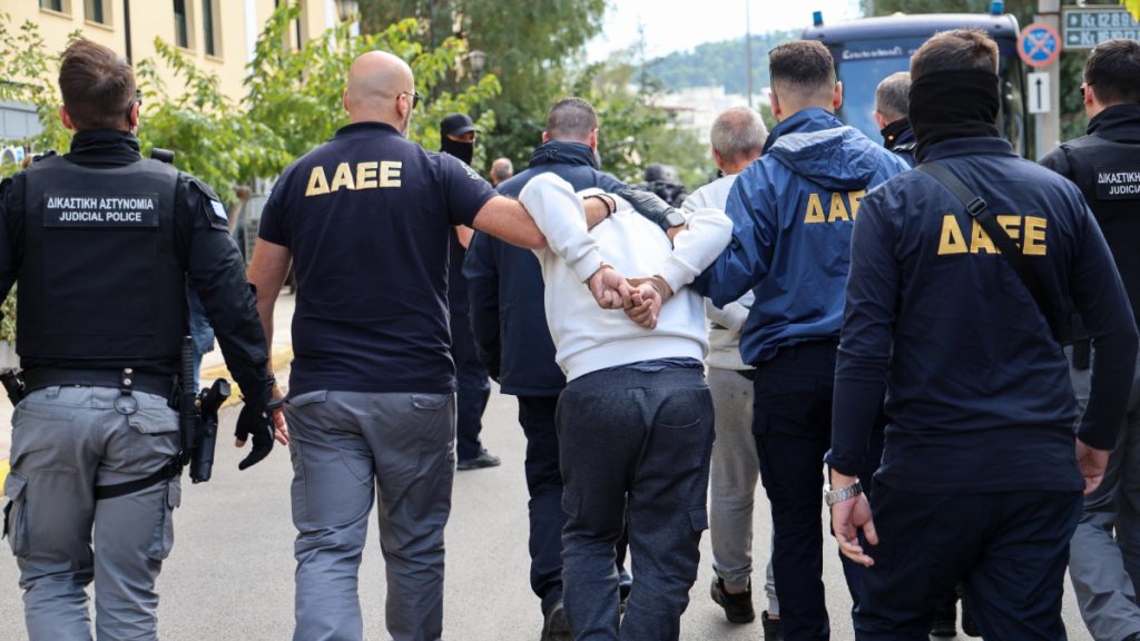 Πλάκα: Σεσημασμένοι οι τρεις συλληφθέντες, τα ρίχνουν ο ένας στον άλλον - Είχαν κλέψει ξανά χαλκό από την περιοχή